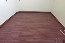 CÁCH CÂN BẰNG MÀU SẮC CHO SÀN GỖ MÀU TỐI